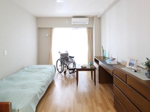 室内には大きな掃き出し窓が設置されている。日の出から日没までの間はカーテンを開けておくだけで明るくなる。照明の代わりになる。
