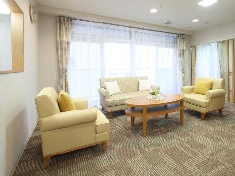 優雅な一時を過ごされたい時、入居者様はよくこちらの部屋へ足を運ばれる。上品な家具で整えられた室内でゆっくりとお茶を楽しむことができる。