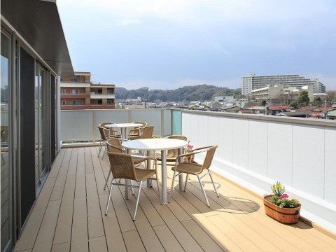 屋外に置かれたプランターで植物を育てている。色とりどりの花が実り、満開に咲き乱れる。季節を通して花々が入居者様の目を楽しませてくれる。
