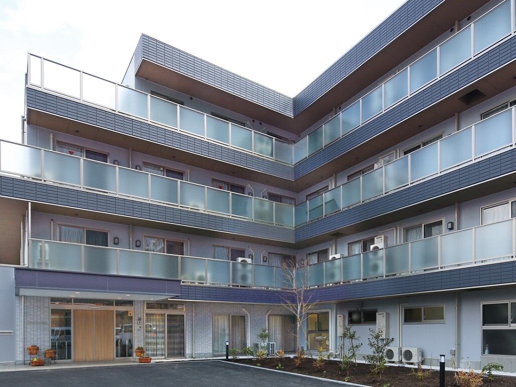 ベランダの内側には洗濯物を干すためのスペースがある。天気のいい日に洗い物を干す入居者様もいらっしゃる。また、暑いには夕涼みをする姿もある。