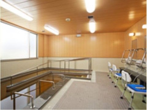 広々とした大浴場である。浴槽には、手すりが備え付けられている。３ヶ所の洗い場には、シャワーチェアが用意されている。