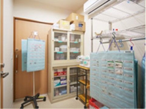 棚の中にはさまざまな医薬品が入っている。壁にはお薬カレンダーが複数設置されており、薬がセットされている。