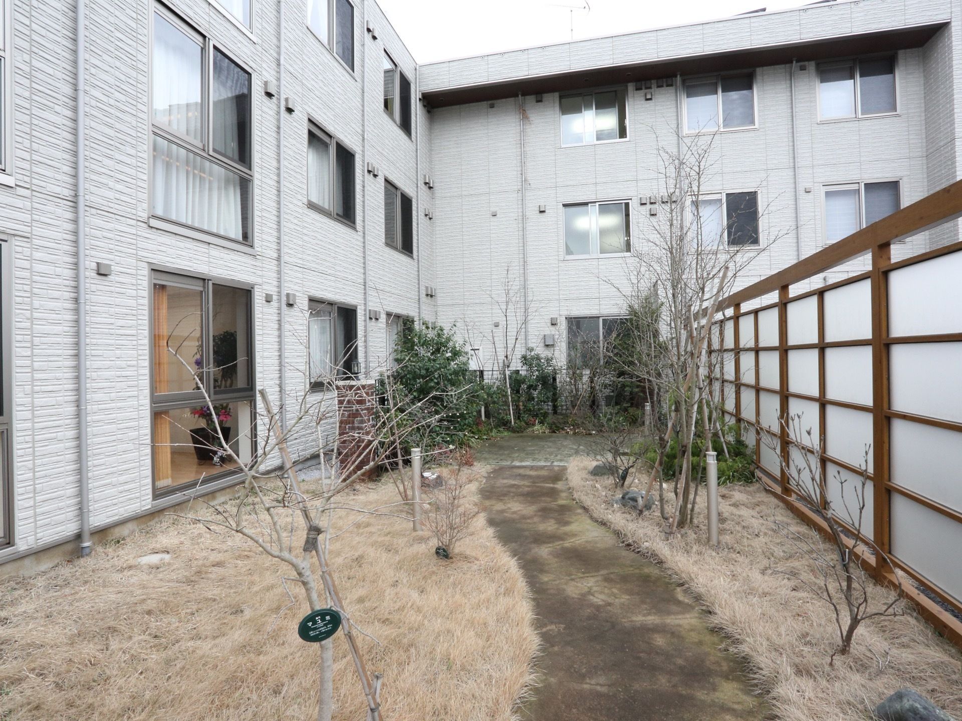施設内にある中庭には、木々が植樹されており、中を散歩することができる。木々には種類や説明の書かれたプレートがかけられている。