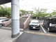 介護施設のエントランスと駐車場
