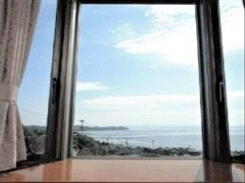 ウェルファ豊丘の居室風景。居室より見渡せる施設周辺の風景となっております。日々の生活をより落ち着く、心穏やかにしてくれる景色です。