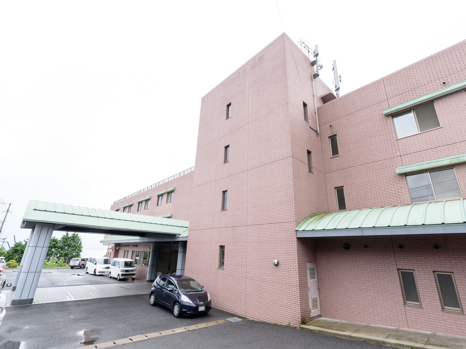 施設の出入口の前には車寄せが設置されている。雨天の際には、濡れることがなく速やかに出入りすることができる。