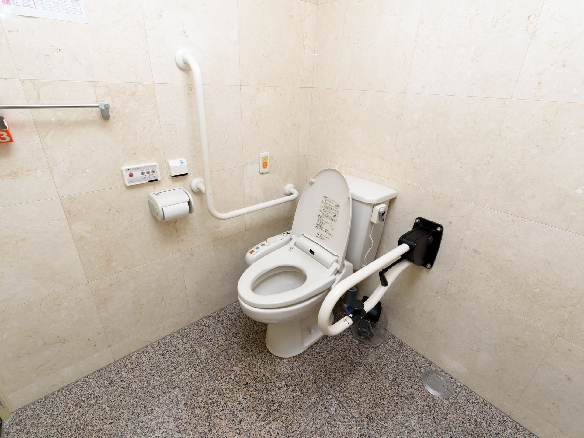トイレの壁にはオレンジ色で確認しやすい押しボタンがあり、緊急の際などにはいつでもスタッフを呼び出すことができる。