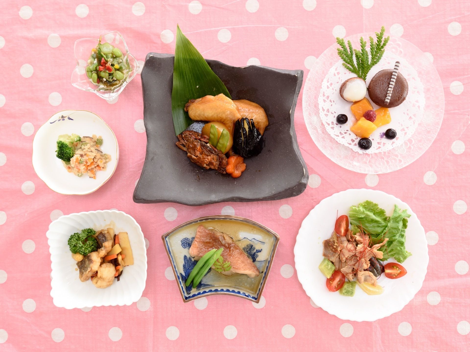 色鮮やかな料理である。入居者様の健康を考慮した栄養価の高い内容になっており、安心して食事をすることができる。