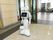 施設のエントランスには自由に移動するロボットが置かれている。来訪者様が訪れた際に、案内を受けることができる。