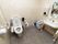 明るいトイレである。便器の近くには洗面台が設置されており、入居者様がトイレを使用後、速やかに手を洗うことができる。