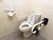 トイレの壁にはしっかりとした金具で手すりが固定されており、入居者様は安心して便器に腰を掛けることができる。