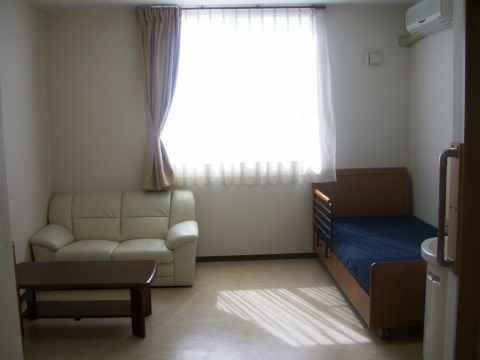 ホステル京都の居室。毎日を自分らしく、快適にお過ごしいただける居室環境をご用意しております。