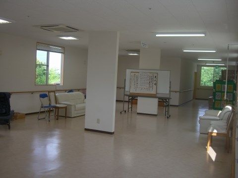 ホステル京都のレクリエーションルーム。スタッフと入居者様が日々一緒になって汗を流す活気に満ちたお部屋です。
