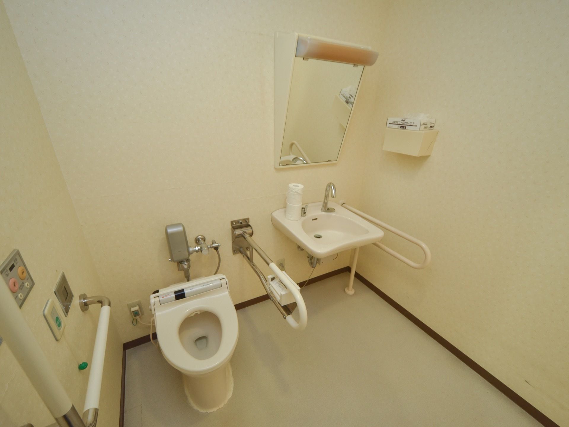 広々とした空間に洗面台と温水洗浄便座トイレを設置している。トイレは手をかざすと洗浄できるタイプになっている。