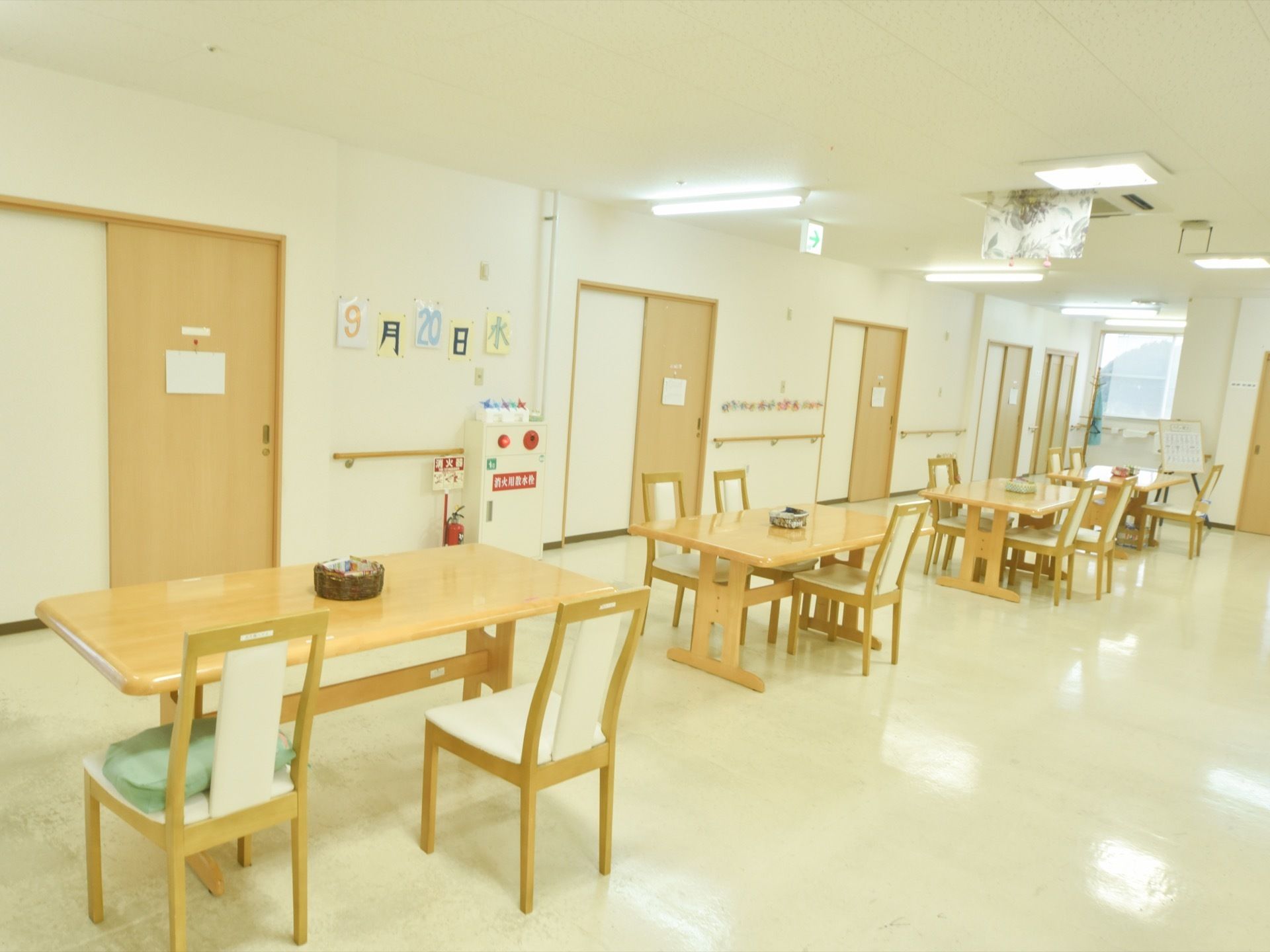 内装は白を基調としており明るい空間。壁には手すりを設置している。机４台とそれぞれに椅子を用意してある。
