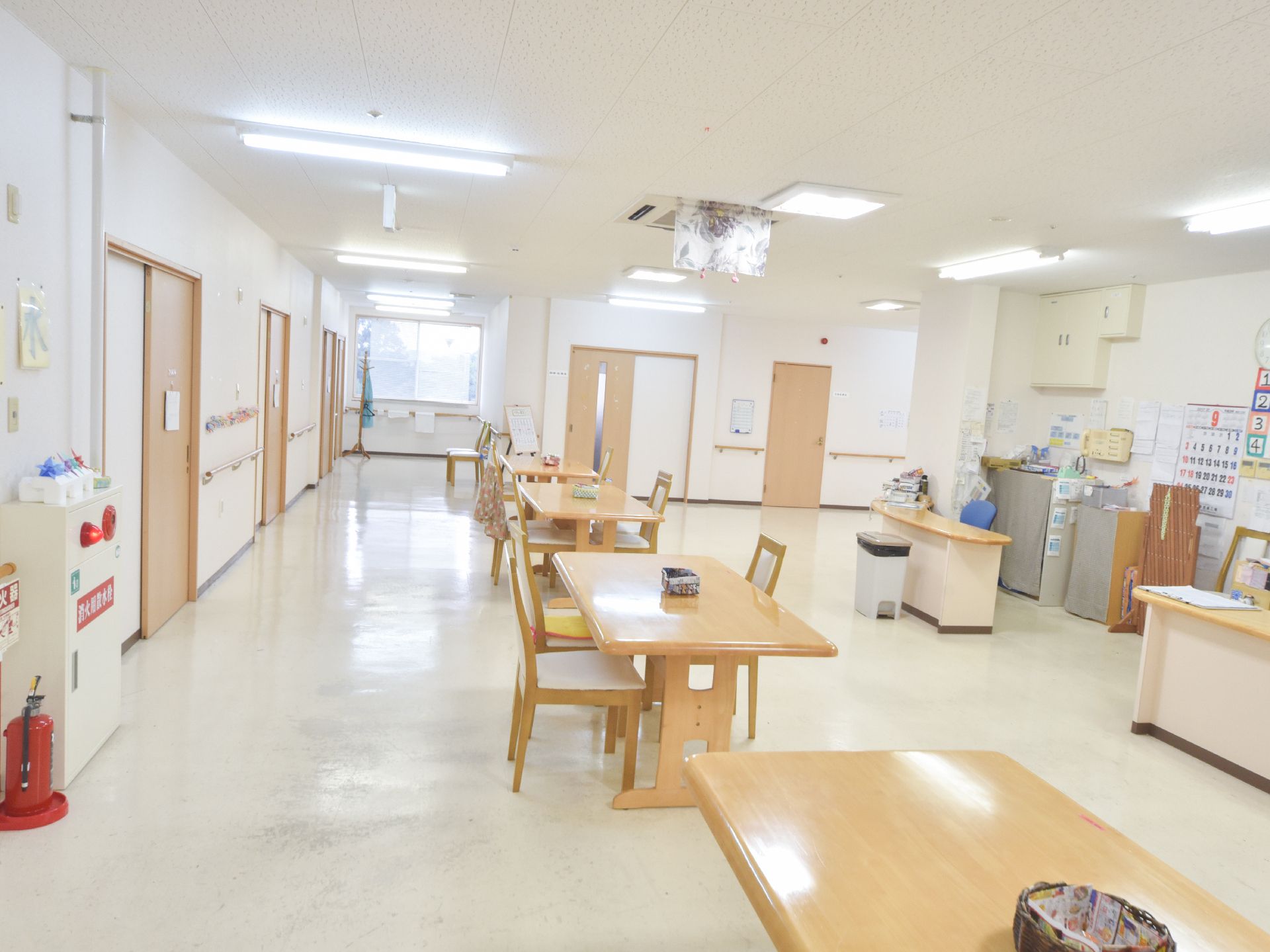 居室前の広々としたスペースに設けられた共有スペース