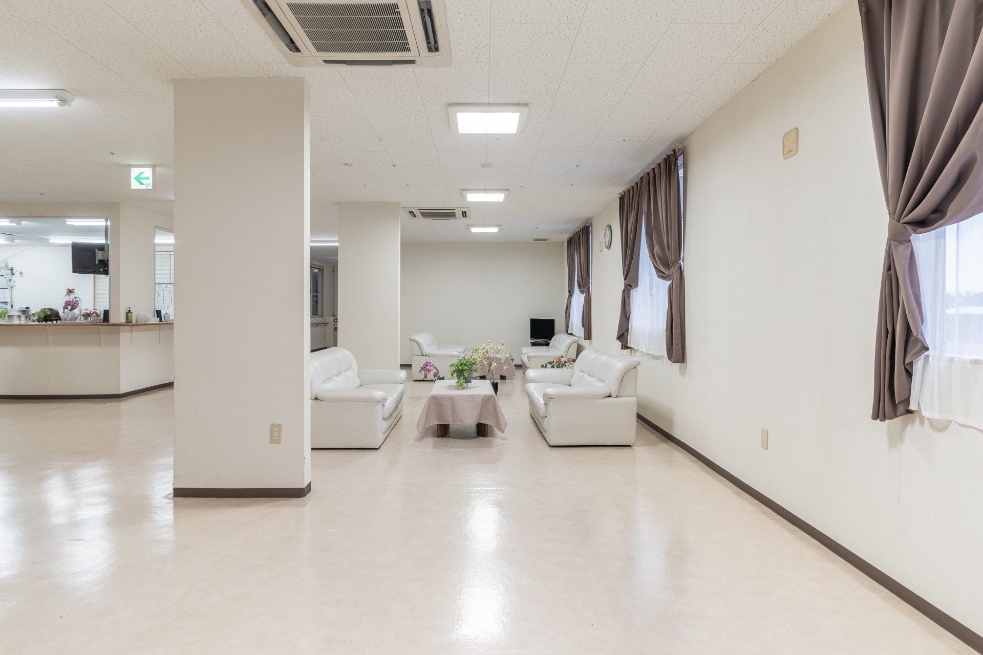 ホステル京都のリビング。テレビをみながらご自宅のようにお過ごしいただくことも、入居者様同士おしゃべりをお楽しみいただくこともできます。
