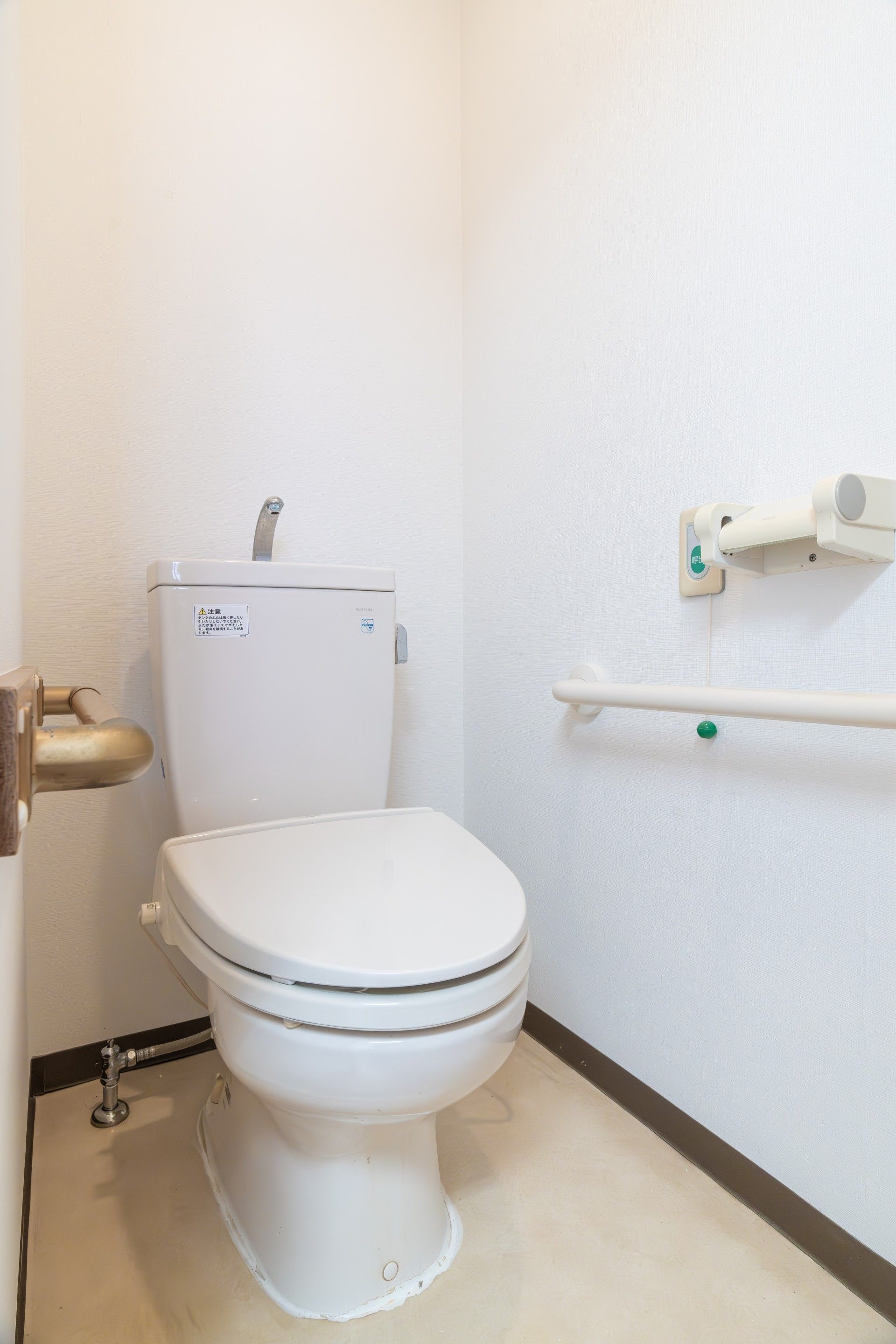 広々とした空間に洗面台と温水洗浄便座トイレを設置している。トイレは手をかざすと洗浄できるタイプになっている。