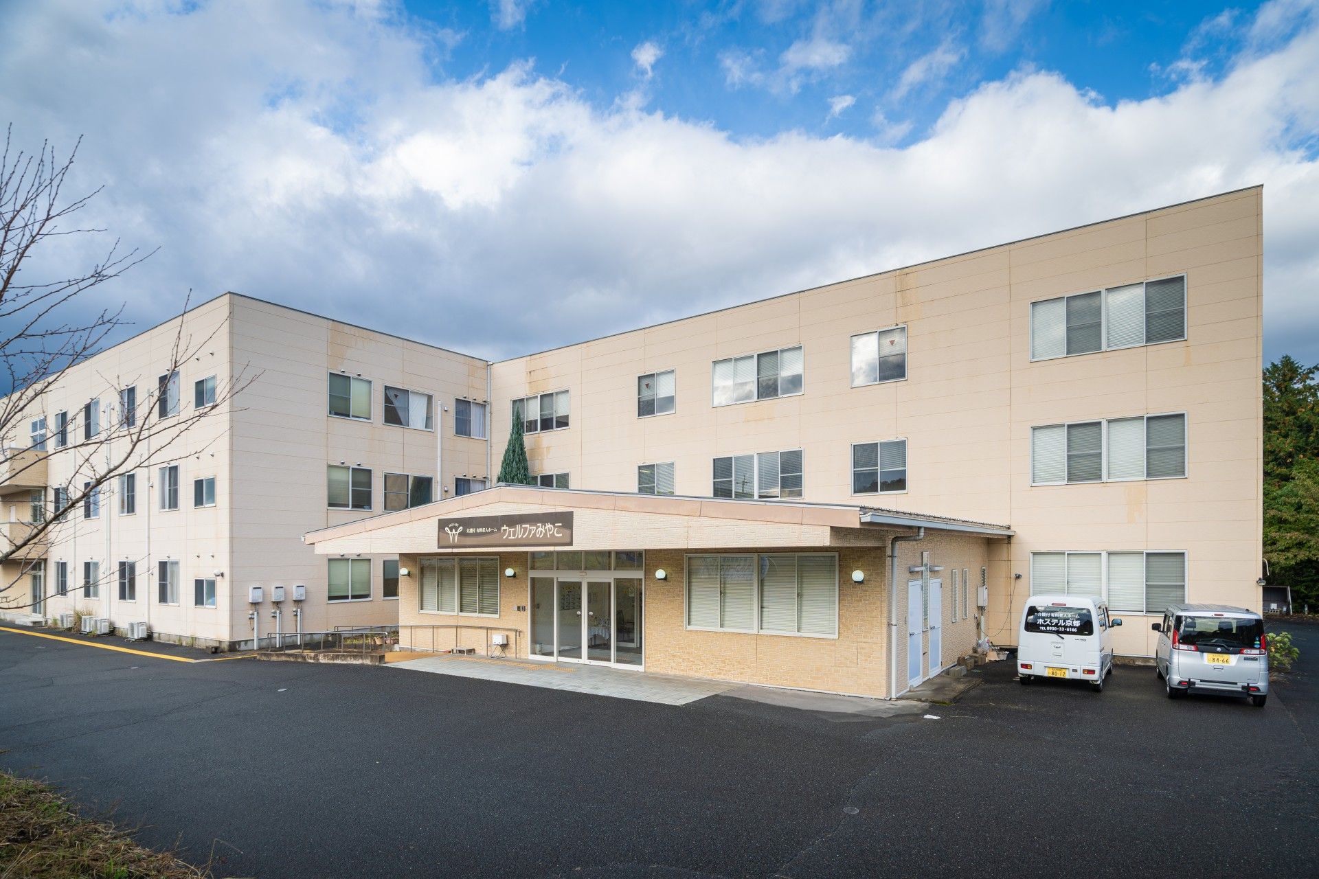 ホステル京都のエントランス。車いすでのご通行が楽にできる自動ドア、スロープが完備されたエントランスとなっております。