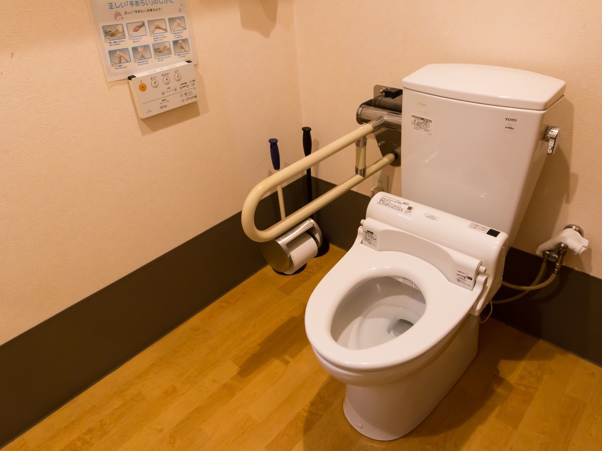 トイレには温水洗浄便座が設置されている。壁にある操作ボタンにはイラストの表示があり、簡単に操作ができる。