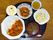 食事は黒いお盆にのせて、一人一人配膳される。この日のメニューはカレーとサラダなどだったので、スプーンやおはしもついている。