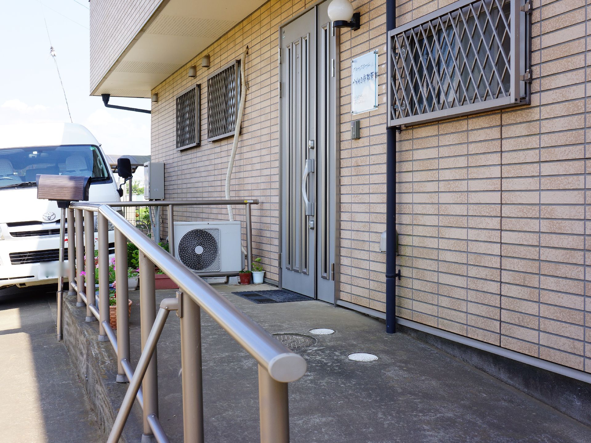 施設の入り口まではスロープが設置されている。車いすの方はそのまま進むことができ、足が不自由な方は手すりを使って歩いて登ることができる。