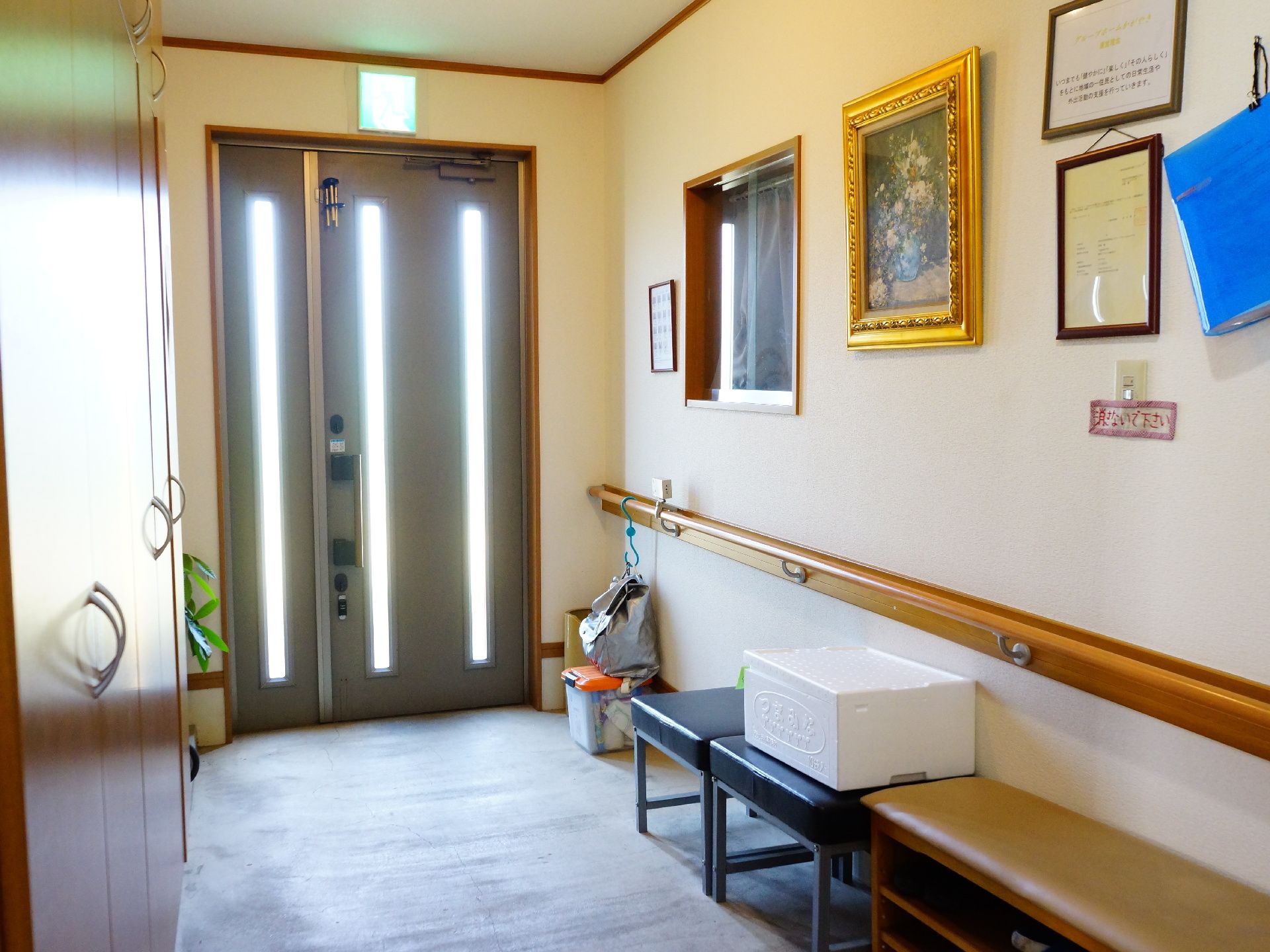 壁際には手すりとベンチが設置されているので、外から帰ってきたときに座って靴を履き替えたり、休憩することができる。