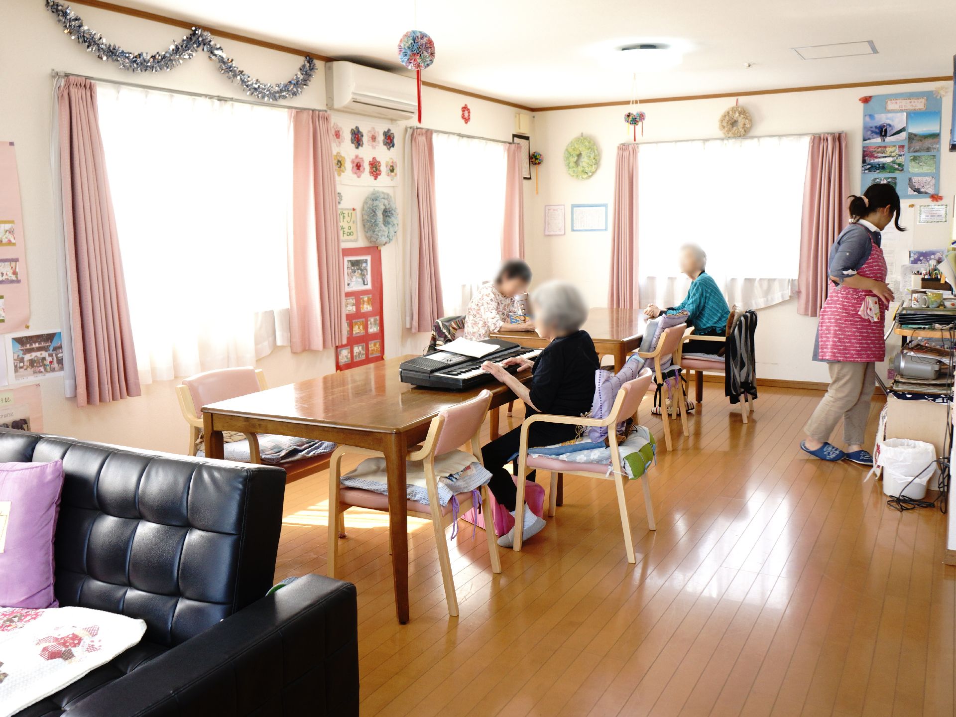 窓が大きく日の光がよく入るので、明るくて過ごしやすい部屋である。大きなテーブルやソファーなどが設置され、家のリビングのようにくつろげる。
