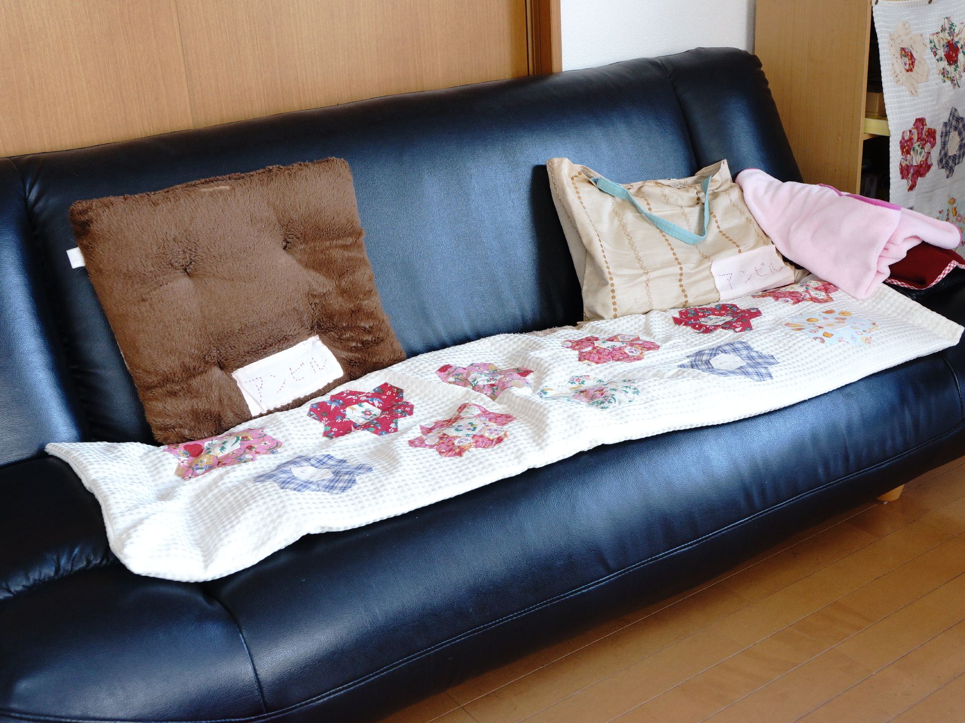 ダイニングにあるソファーの座る部分には、布が敷かれている。その布には、手縫いの刺繍がほどこされている。