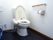 館内にあるトイレのひとつ。ウォッシュレット機能がついており、手元のボタンで操作ができる。壁には手すりがついている。