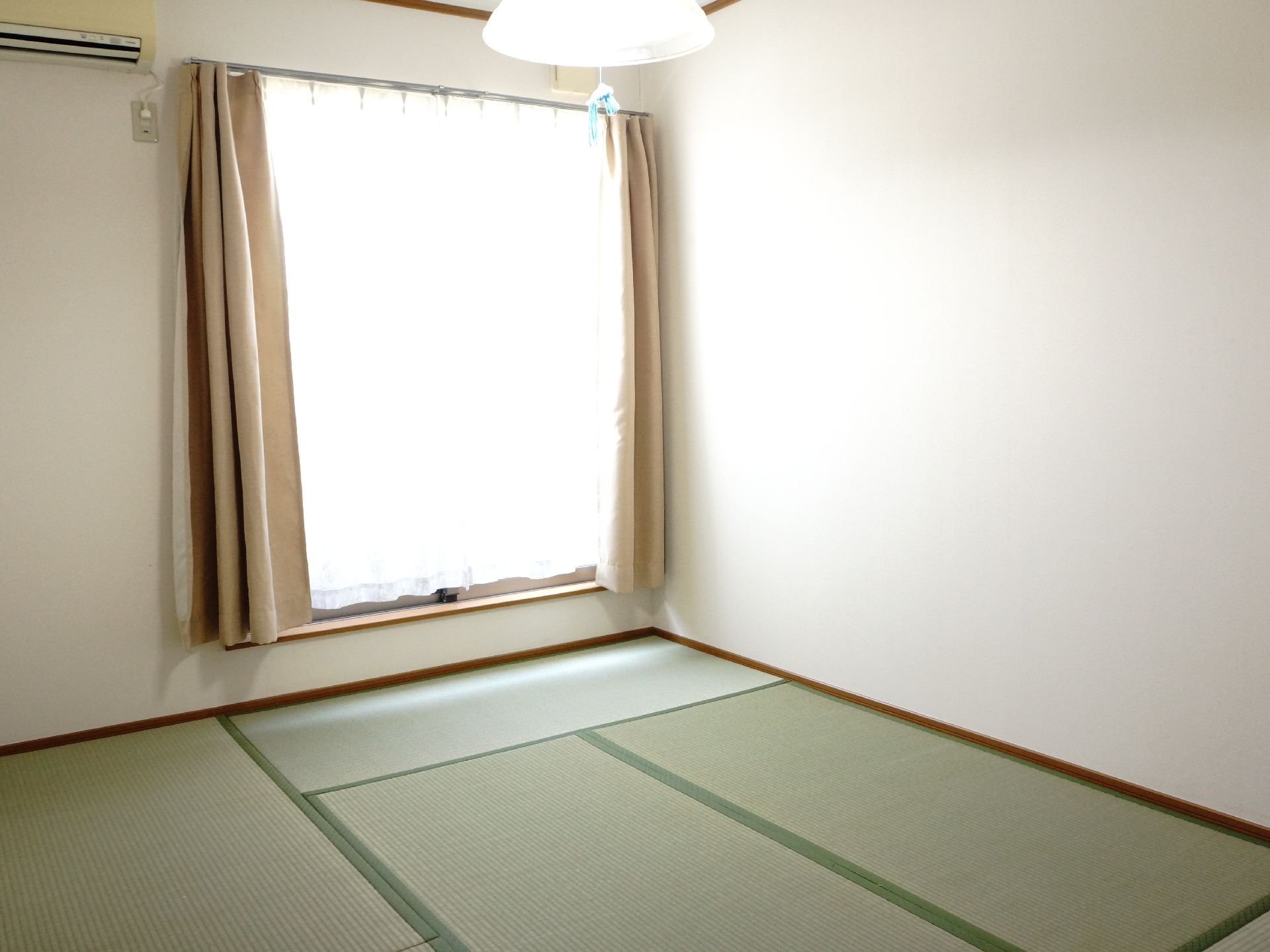 居室の中には、大きな窓があり、太陽の光が差し込んでいる。タタミが敷かれた、和風タイプの居室となっている。