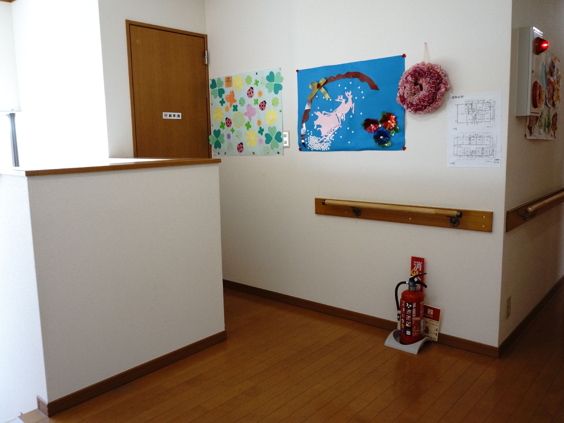 階段の上には、手作りの作品が掲示されている。色紙などを使用した、クリスマスの作品などが飾られている。
