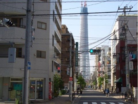 グループホームかがやき両国の東京スカイツリー。夜間にはイルミネーションが光輝くロマンティックな光景です。