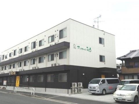 アットホームこころの外観。白と黒のモノクロデザインが清潔感を与える外壁
が特徴の施設外観。