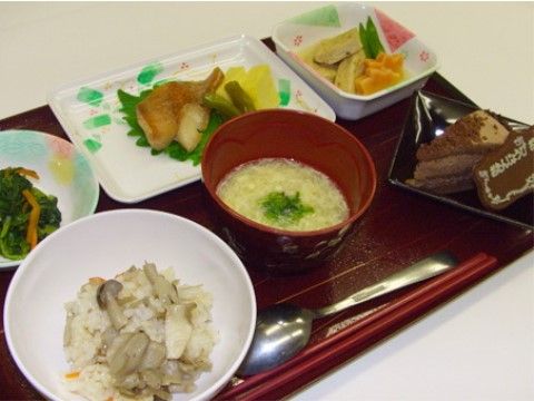 アットホームこころの食事。栄養バランスの整ったお食事を毎日出来たてでご提供しております。