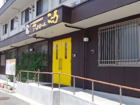 アットホームこころのエントランス。車いすでの生活を前提に設計されておりますので、日々を快適にお送りいただけます。