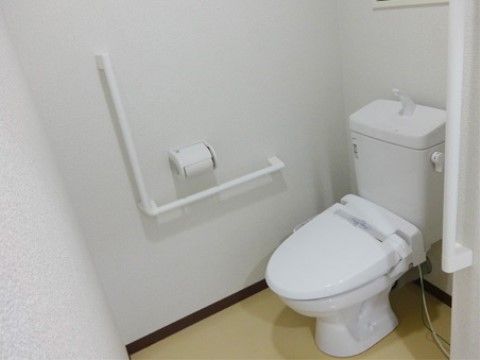 アットホームこころの居室内トイレ。居室内にもうけられた個人専用トイレとなっております。