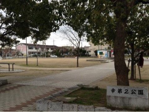 アットホームこころの公園。日々のお散歩を静かに、ゆっくりとご堪能していただける落ち着いた公園もございます。