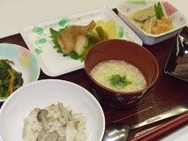 きのこご飯とかきたま汁、ほうれん草と人参の和え物が付いたメニュー
