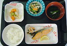 レモンを添えた焼き鮭とほうれん草のおひたしやワカメスープ
