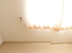 明るく清潔な居室の内観