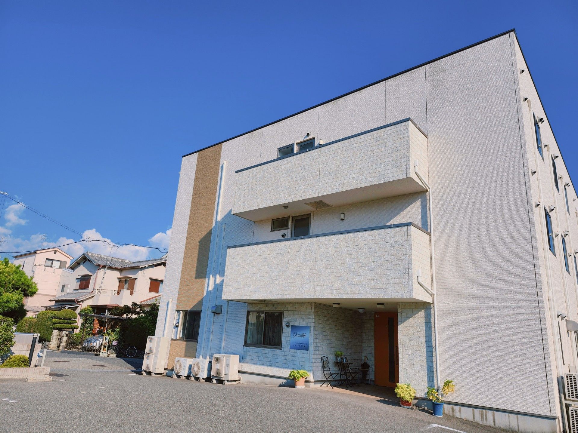 横幅の広い廊下である。通路沿いに手すりが取りつけられている。木造3階建ての建物でエレベーターが設置されている。