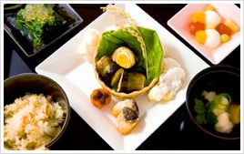 炊き込みご飯と味噌汁、ほうれん草のおひたしとフルーツポンチのセット
