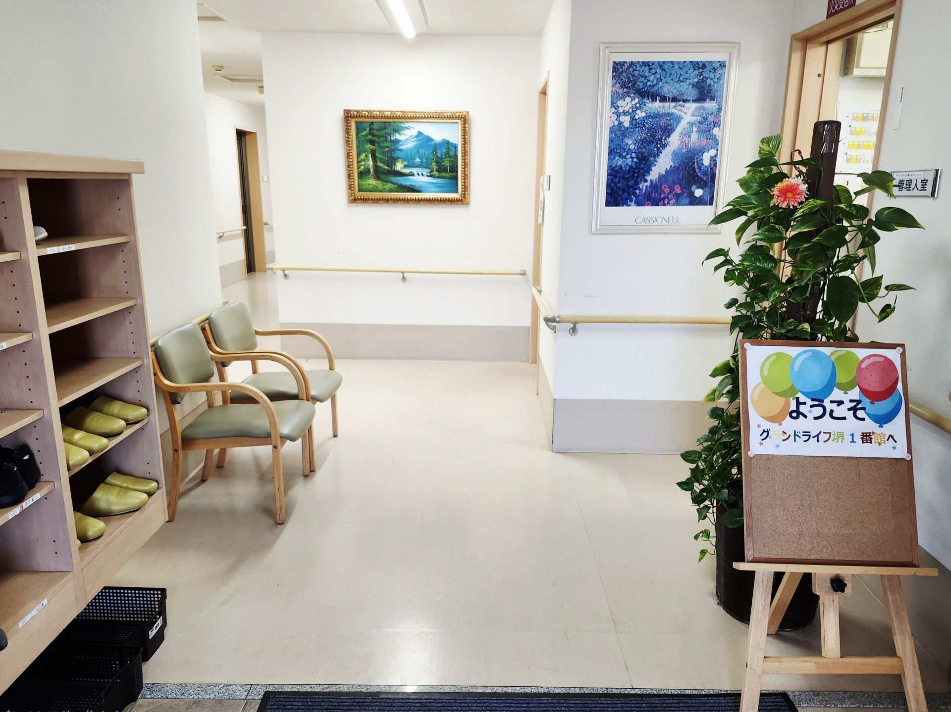 白で統一された明るい居室となっている。ミニキッチンとクローゼットが並んで取りつけられている。室内は段差のないフラットフロアとなっている。