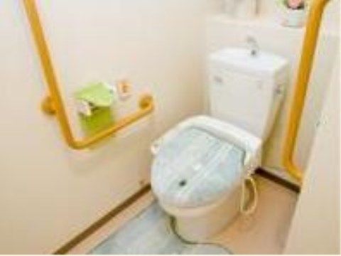グランドライフ堺Ⅱ番館の居室内トイレ。居室内に設置された個人専用のトイレとなっております。