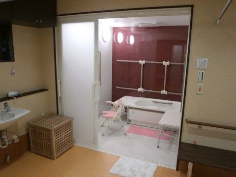 「グランドライフ森小路」の浴室。衣類やバスタオルを収納できるスペースがあり、1人での入浴設備が整っている。