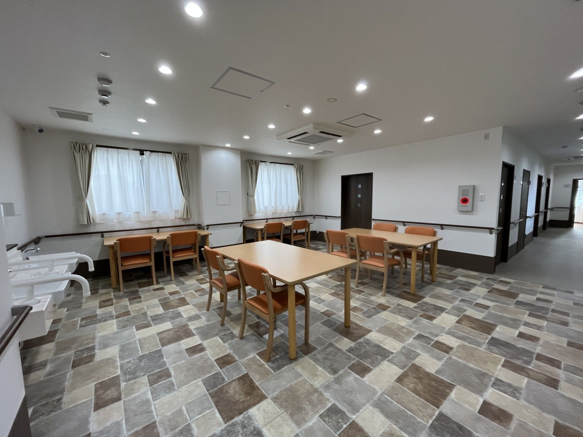 広々とした明るい食堂