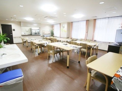 窓を設置し連結した洗面台を備え付けたダイニングルーム