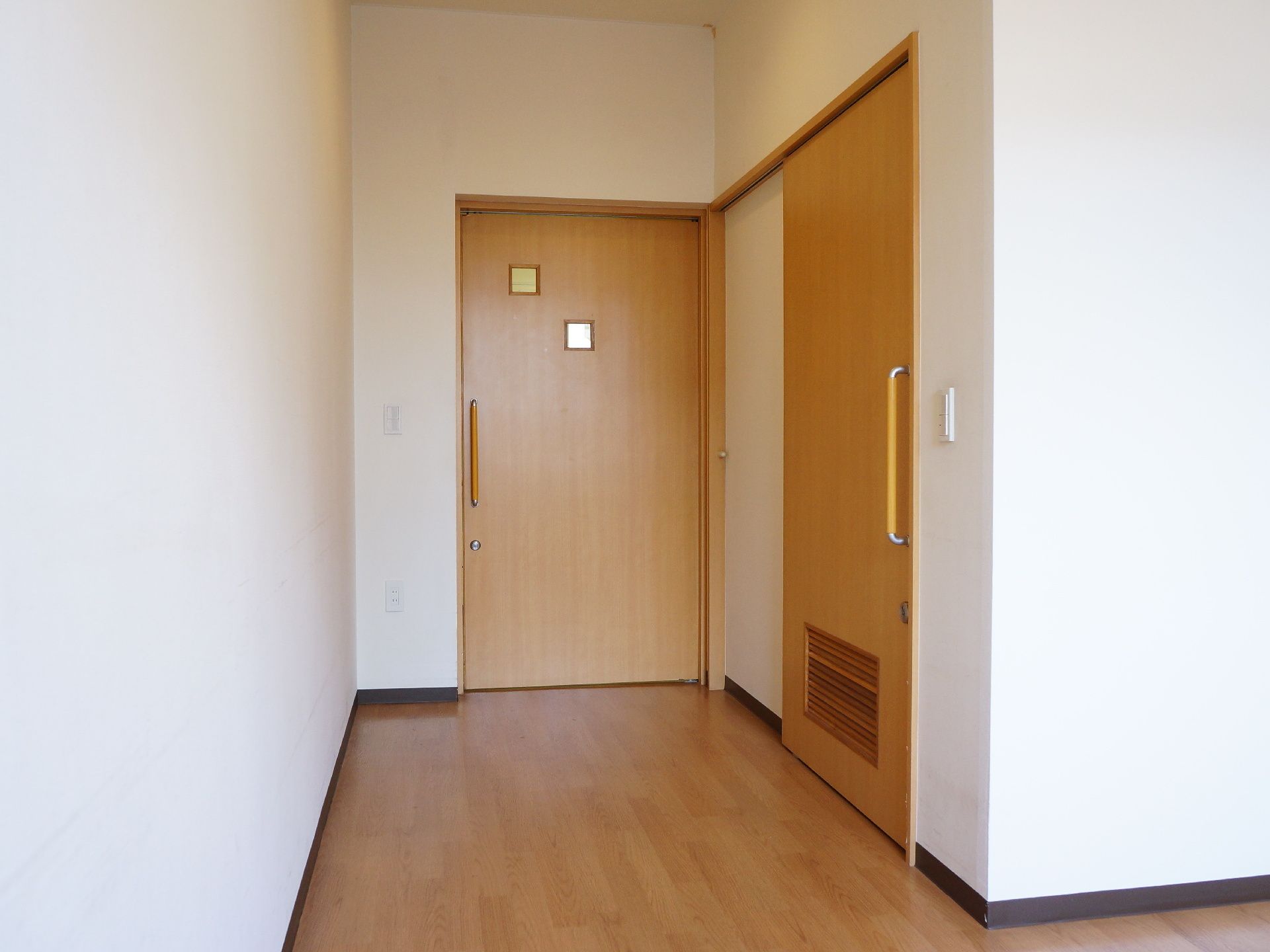 居室の扉は全て引き戸になって、持ち手は大きく開け閉めしやすい。ワンルームタイプのお部屋にはゆとりがある。