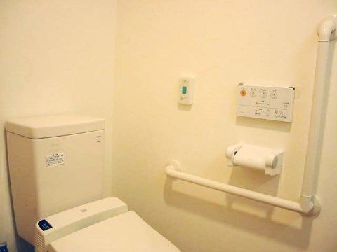 「ウェルライフヴィラ成田」の居室トイレ。介助手すり、緊急コールを設置しているトイレは、入居者様の配慮がされている。